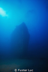 Shadow of the bow, wreck of the mythic Togo by 55 meters ... by Fuster Luc 